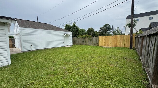 Building Photo - 221 Hyta St