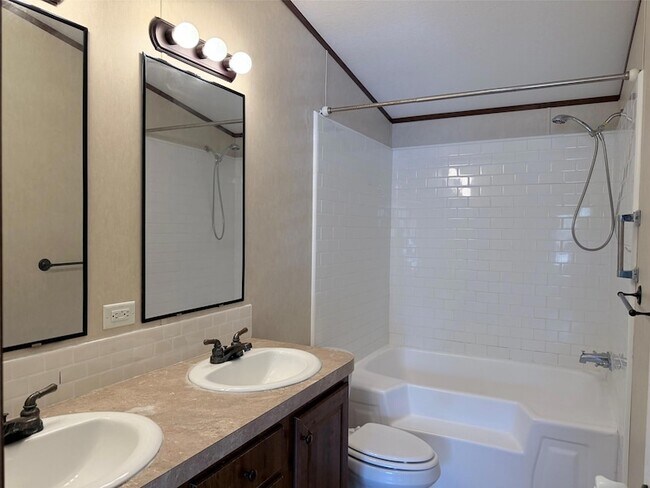 Building Photo - 157 Lakeside Dr