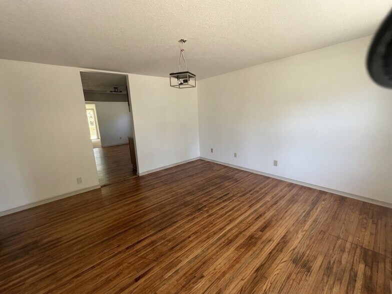 Building Photo - 4545 S Oak Ave
