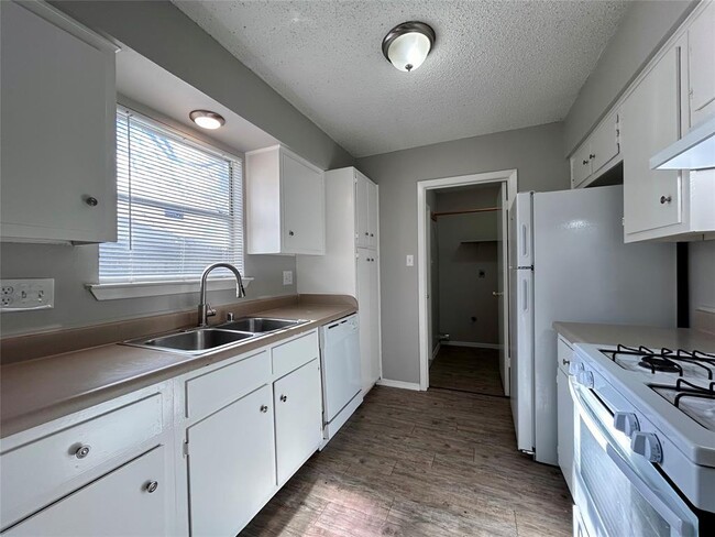 Building Photo - 10409 Golden Meadow Dr