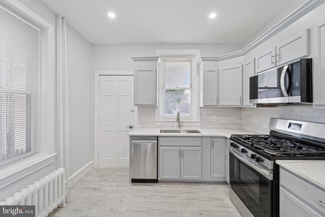 Building Photo - 127 W Albanus St