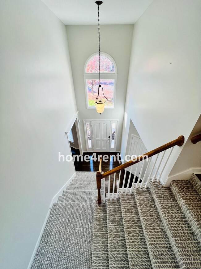 Building Photo - Beautiful Overland Park w/ Wood Floors Thr...