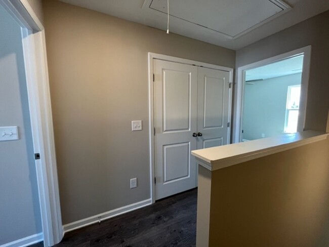 Building Photo - Charming Townhome in Columbia!