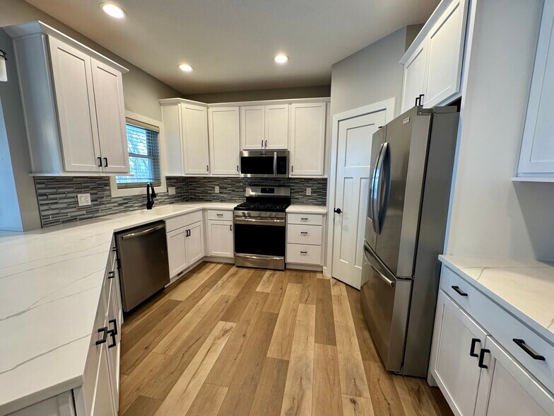 Building Photo - 706 Foret Mansur