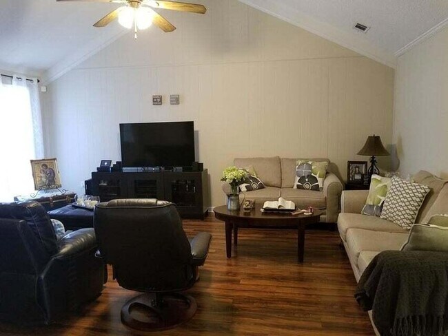 Building Photo - 3521 Hilltop Dr