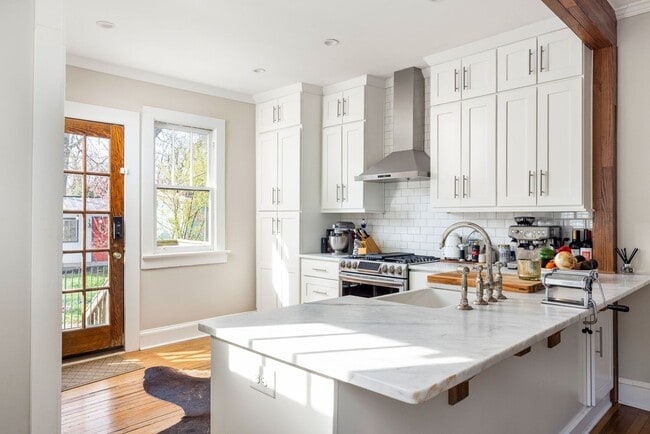 Building Photo - Beautifully Updated 2/2 w/ Great Backyard ...