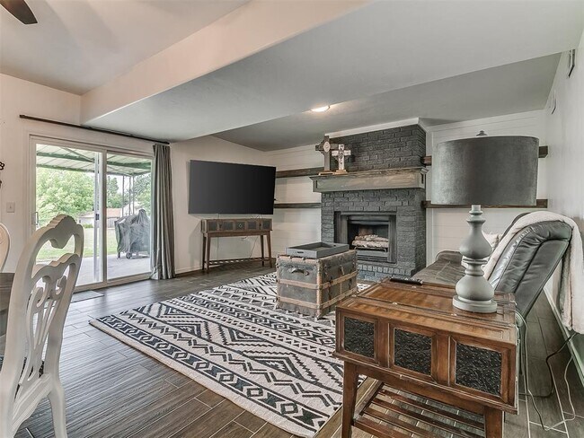 Building Photo - 621 N 16th St