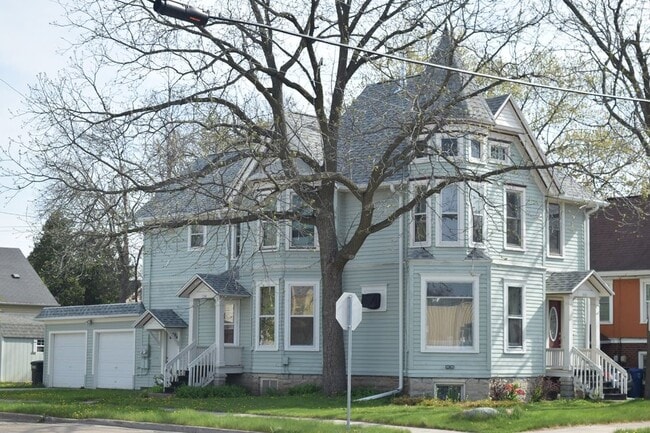 Building Photo - 102 E Irving Ave