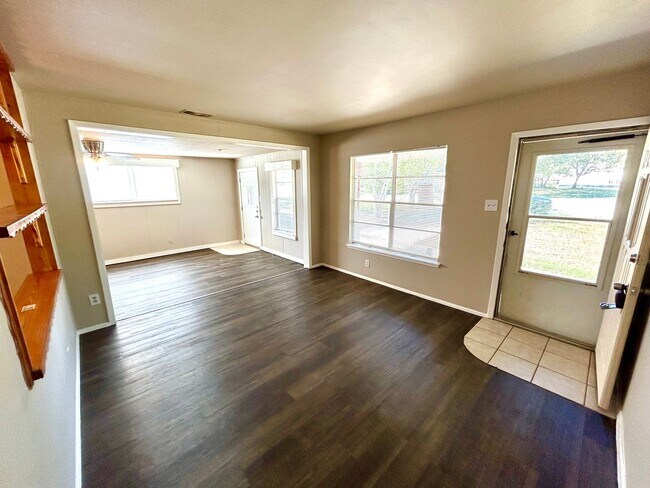 Building Photo - *COMING SOON* Cozy & Convenient – 3 Bedroom Home Near Shopping & Highways!