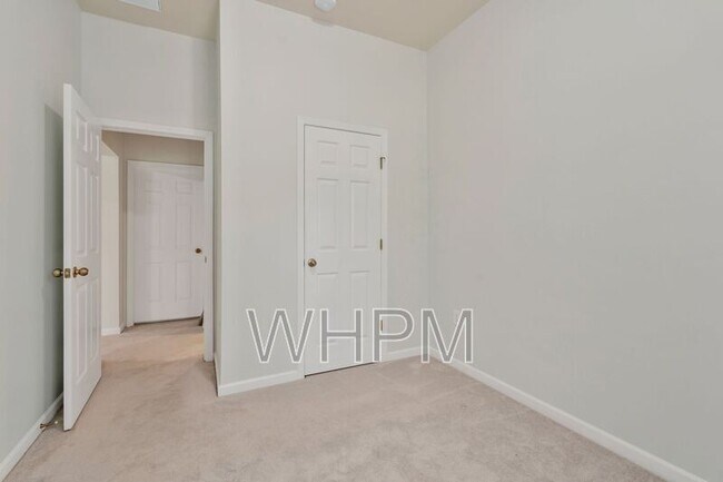 Building Photo - 427 Lazy Creek Ln