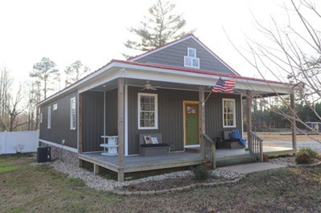 Building Photo - The red roof is calling you home!  Farmett...