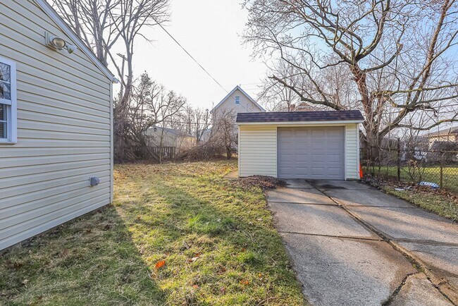 Building Photo - 2 Bedroom/1 bath Single House!