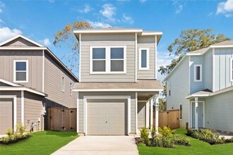 Building Photo - 905 Pertuso Ln