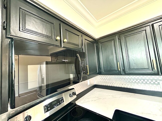 Building Photo - Well appointed 2 bed, 2.5 bath Townhouse