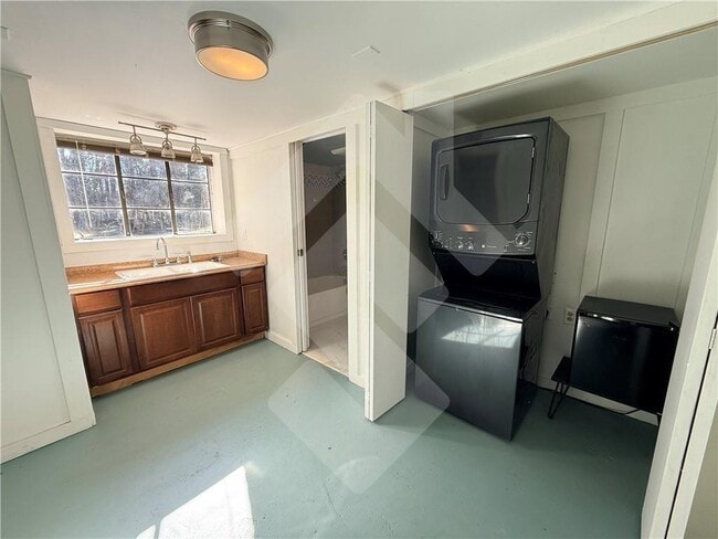 Building Photo - 140 Spring Dr