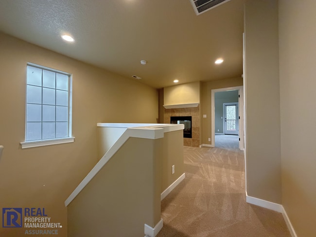 Building Photo - MOVE-IN SPECIAL - Spacious 2BR Townhome with Garage Parking in Prime Beaverton Location!