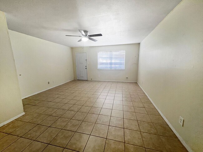 Building Photo - 504-510 East Sunset Circle
