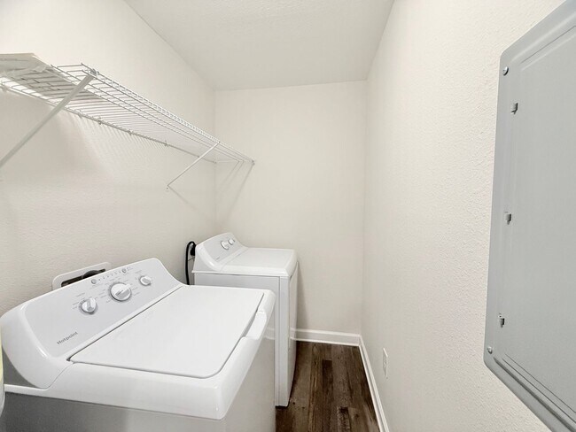Building Photo - Beautiful 3-Bedroom Home - Open Split Floo...