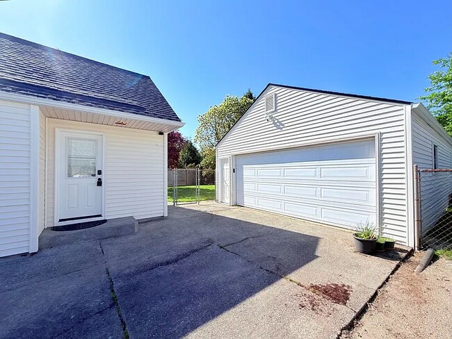 Building Photo - This spacious four-bedroom, two-bathroom