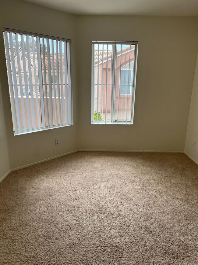 Building Photo - Wonderful 2 bedroom, 2 Bath Condo!  Single...