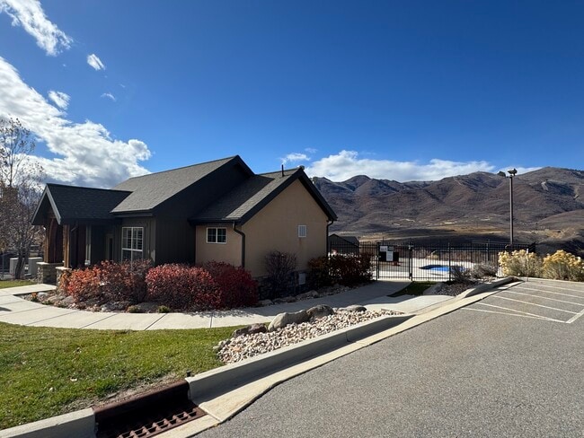 Building Photo - 532 W Heritage Way