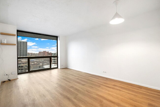 Building Photo - 4343 N Clarendon Ave