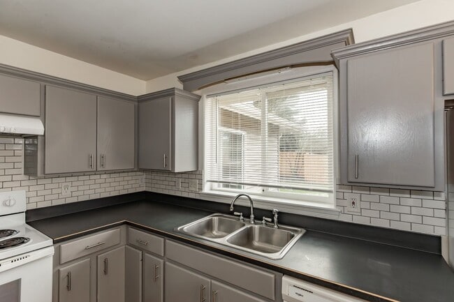 Building Photo - **MOVE IN SPECIAL!** Pet Friendly Charming 3 Bedroom Home with large office!