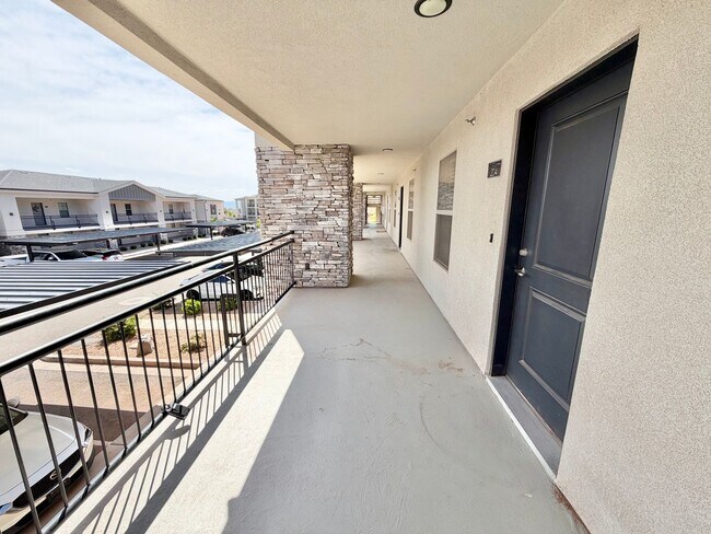 Building Photo - 2 Bed Lone Rock Condo!