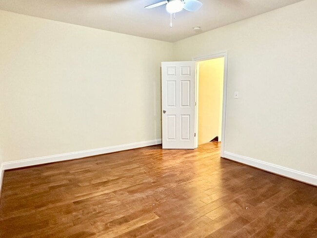 Building Photo - Detached 4 bed 3 bath. Pets Welcome!