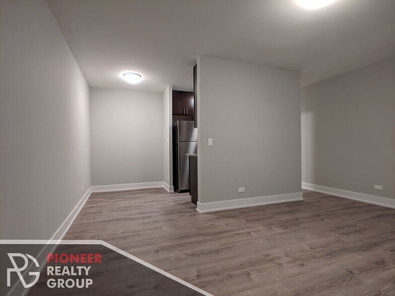 Building Photo - 542 W Surf St