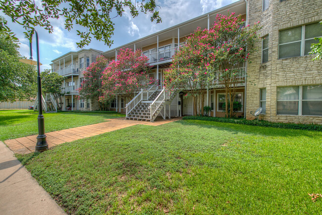 Building Photo - UT PRE LEASE: Updated and Spacious 1 bed 1...