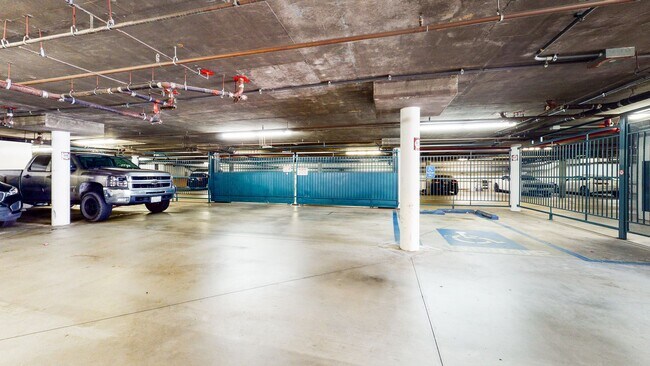 Building Photo - Fantastic 2 bed / 2 bath Condo in Huntingt...