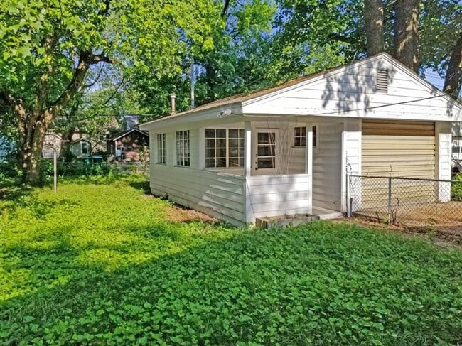 Building Photo - Home Sweet Hardwood: Charming 2 Bed/1 Bath...
