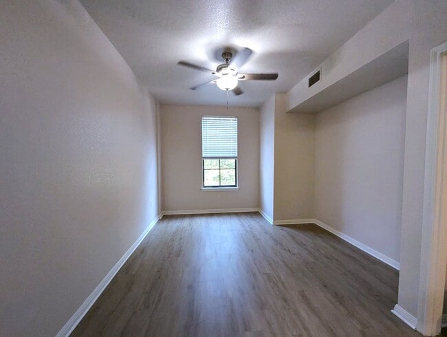 Building Photo - 1x1 New flooring, stove, washer/dryer. Inc...