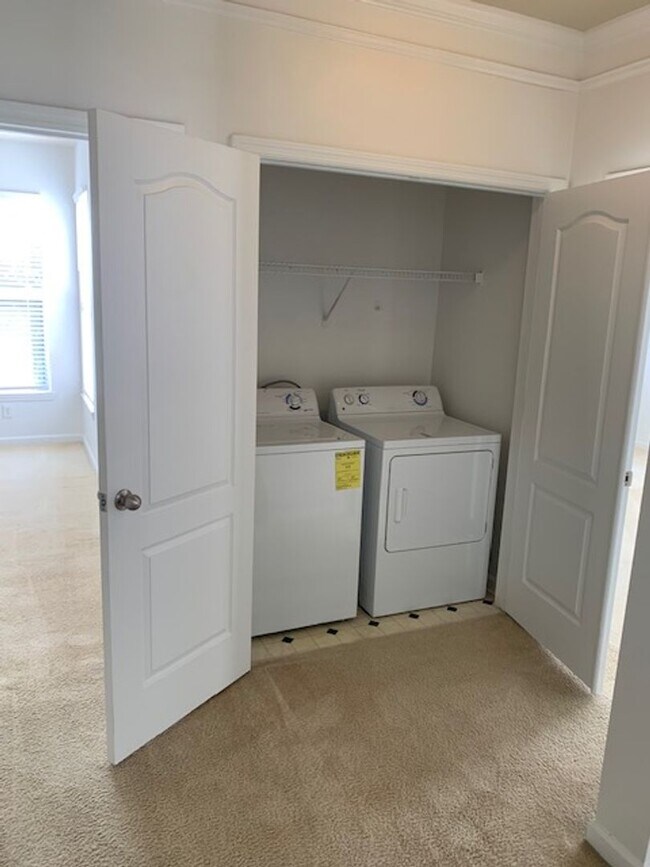 Building Photo - Condo for rent - 3rd floor in gated community