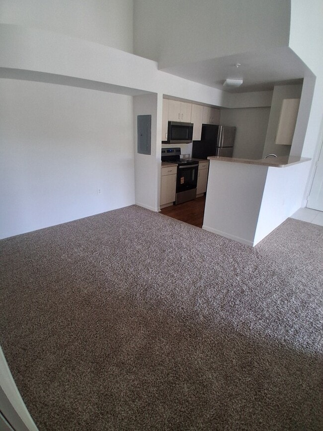 Building Photo - Cozi, breezy condo unit.