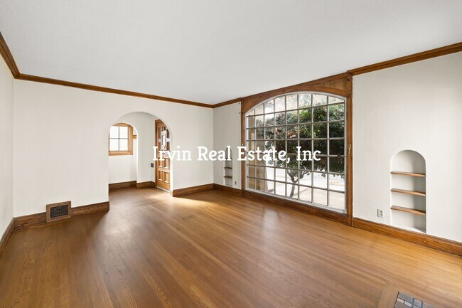 Building Photo - Nice 3 Bedroom and 2 Bath House with Backyard