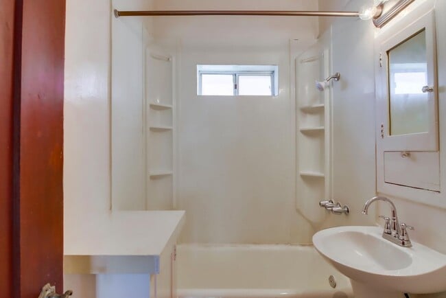 Building Photo - Charming Top Floor 1-Bedroom Apartment in ...