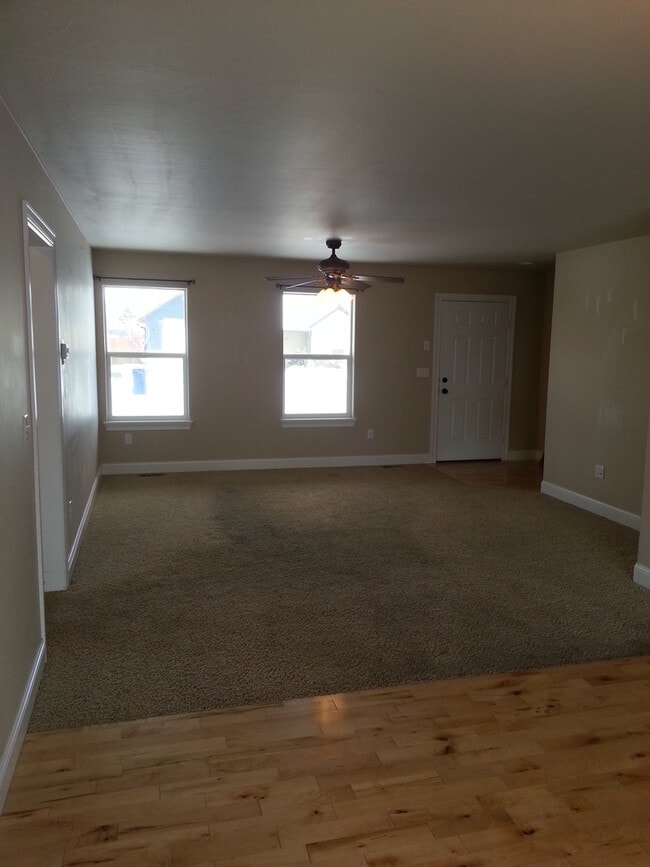 Building Photo - Lovely 3 Bedroom Single Level House- Close...