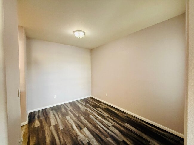 Building Photo - Beautiful, modern ground-floor 1 bed/1 bath condo in a gated SW community!