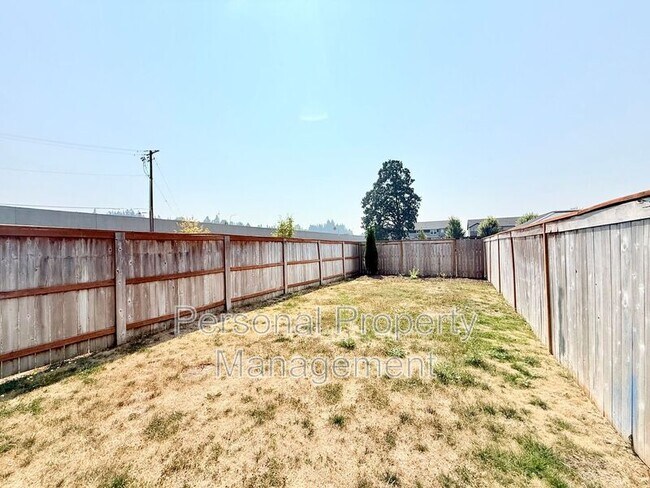 Building Photo - 417 NE Repass Rd