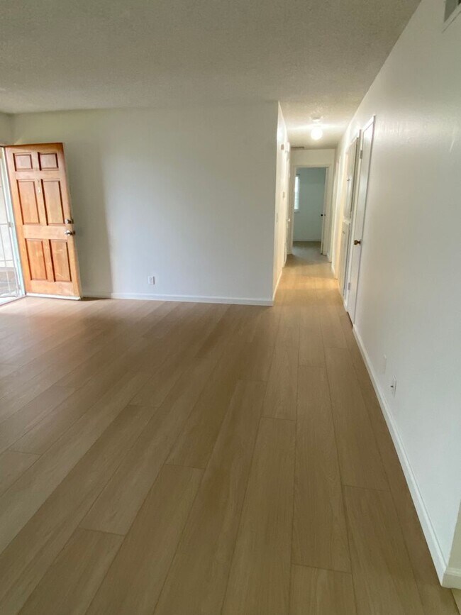 Building Photo - Available NOW - Cute 3 Bed 2 bath home in ...