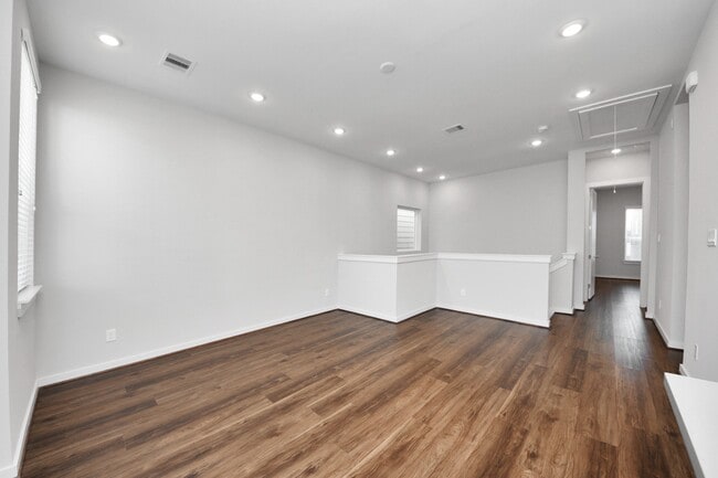 Building Photo - 608 Thornton Rd