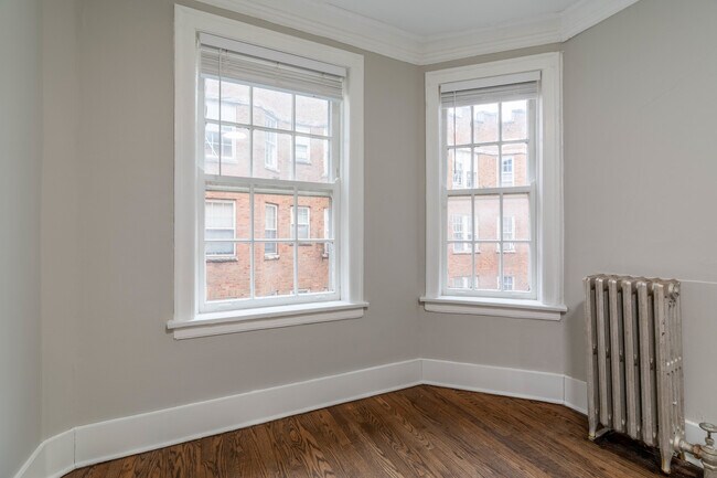 Building Photo - 7422 N Damen Ave