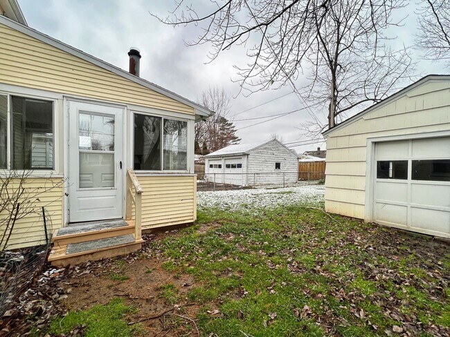 Building Photo - Charming Updated Cape Cod with several amenities!