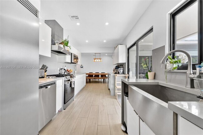 Building Photo - 1089 NE 110th St