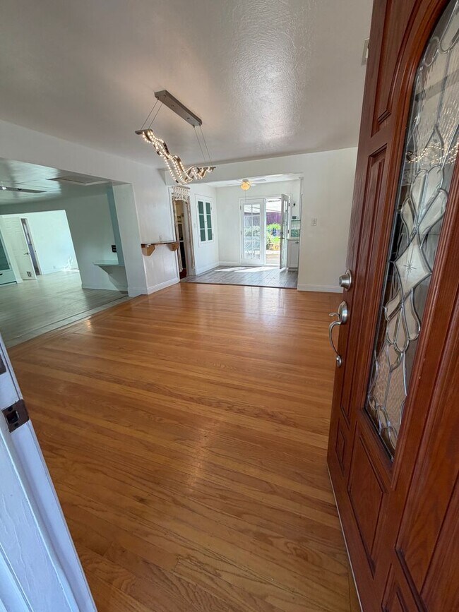 Building Photo - 7210 Zelinda Dr