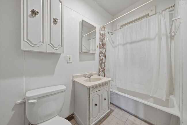 Building Photo - 1140 N Lawndale Ave