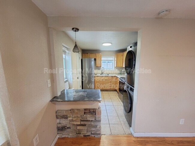 Building Photo - 1124 E 7th Ave