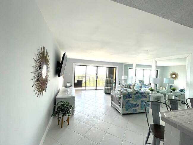 Building Photo - 801 S Ocean Dr
